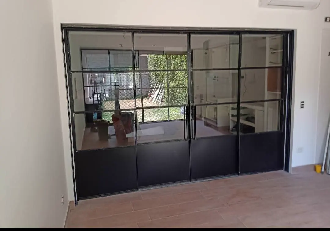 Gran división interior de metal negro y vidrio
